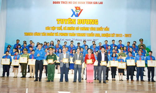 Anh Bùi Quang Huy - Bí thư TW Đoàn trao kỷ niệm chương vì thế hệ trẻ và bằng khen TW Đoàn cho các cá nhân và tập thể đạt thành tích xuất sắc_.JPG